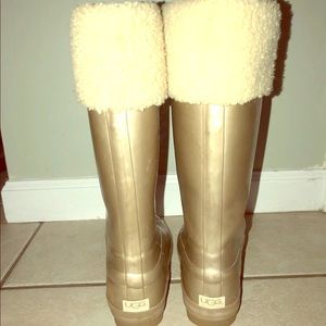 Ugg rain boots good condition few scratches